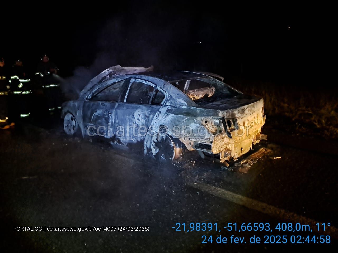 Carro pega fogo na Rodovia Castelo Branco