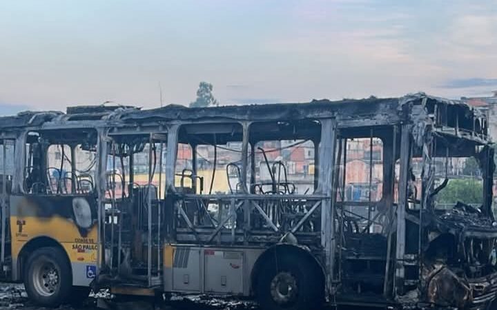 Ônibus da Transunião pega fogo e fica destruído em Guaianases