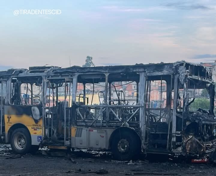 Ônibus da Transunião pega fogo e fica destruído em Guaianases