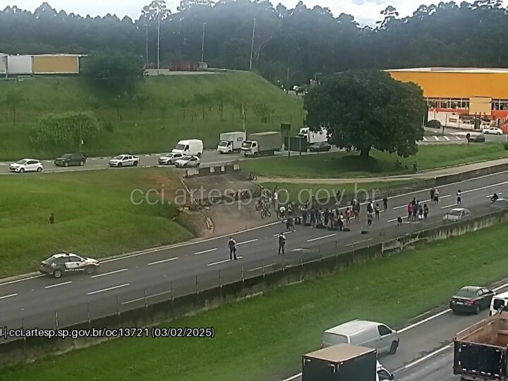 Manifestação bloqueia Rodovia Ayrton Senna e causa congestionamento em Guarulhos