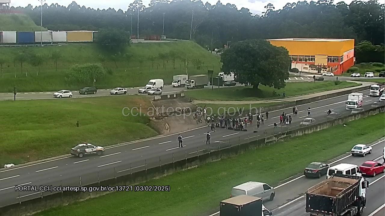 Manifestação bloqueia Rodovia Ayrton Senna e causa congestionamento em Guarulhos