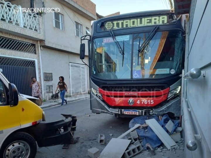 Ônibus desgovernado bate em van escolar na Zona Leste de São Paulo