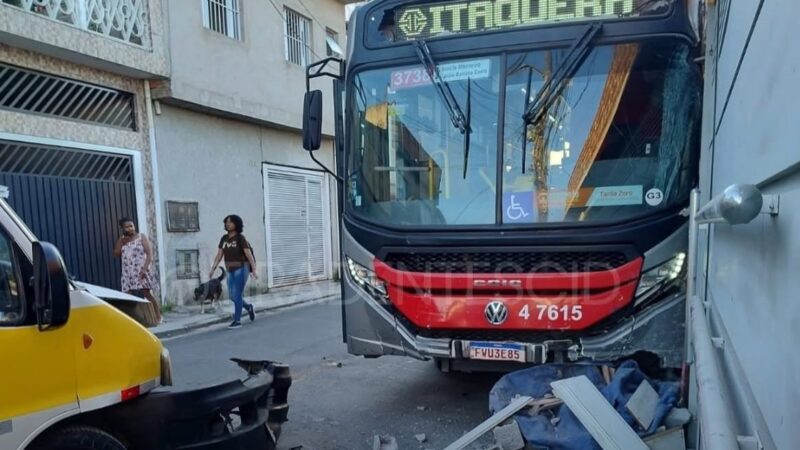 Ônibus desgovernado bate em van escolar na Zona Leste de São Paulo