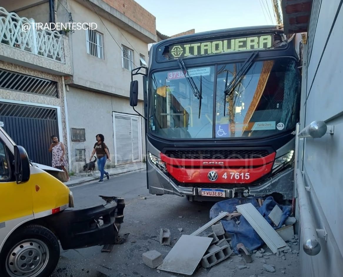 Ônibus desgovernado bate em van escolar na Zona Leste de São Paulo