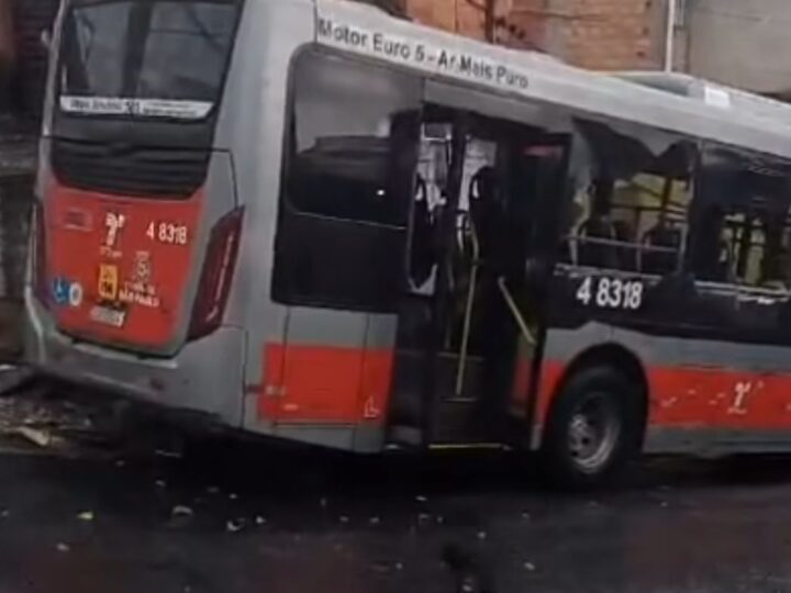 Ônibus é furtado e colide com caminhão, árvore e poste na Zona Leste