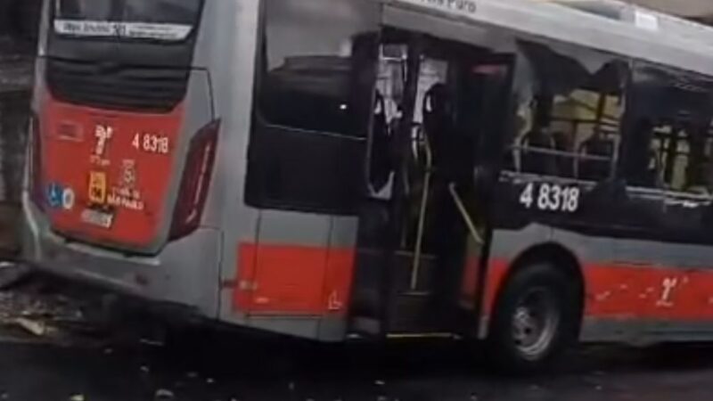 Ônibus é furtado e colide com caminhão, árvore e poste na Zona Leste