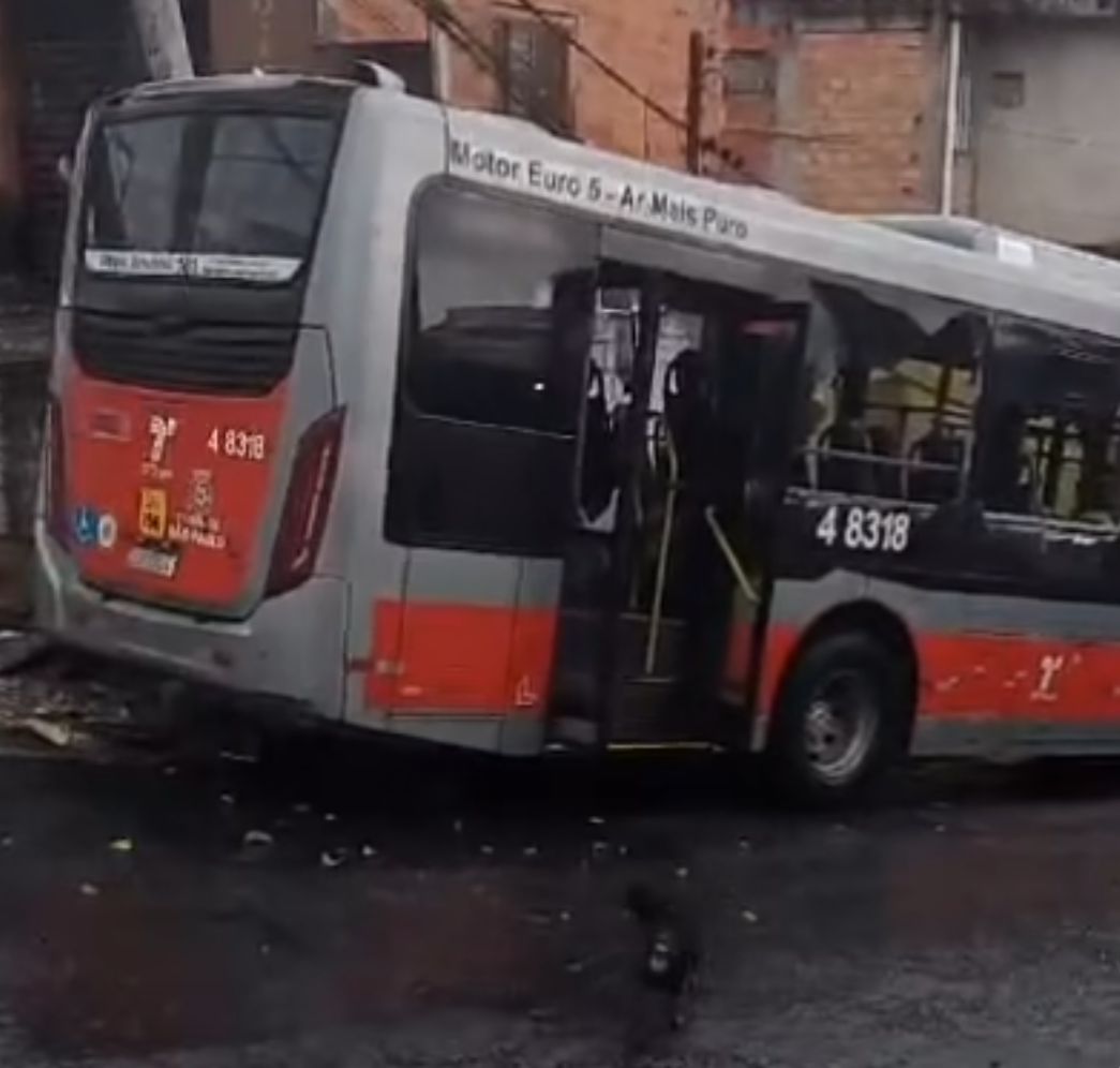 Ônibus é furtado e colide com caminhão, árvore e poste na Zona Leste