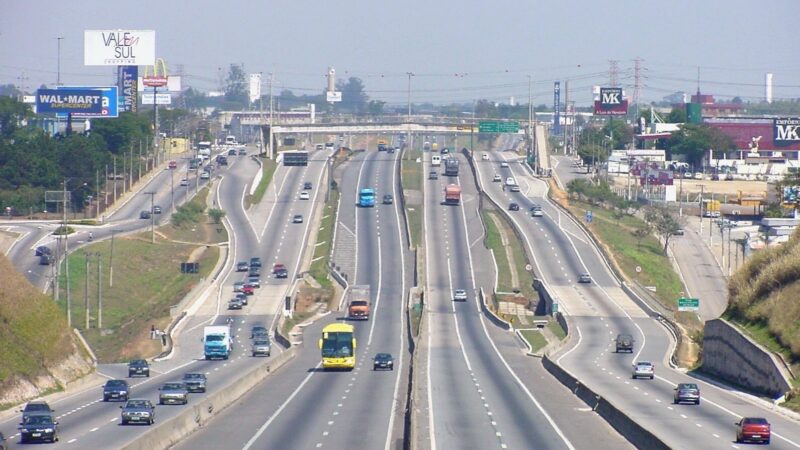 Acidente entre carro e moto causa congestionamento na Rodovia Dutra