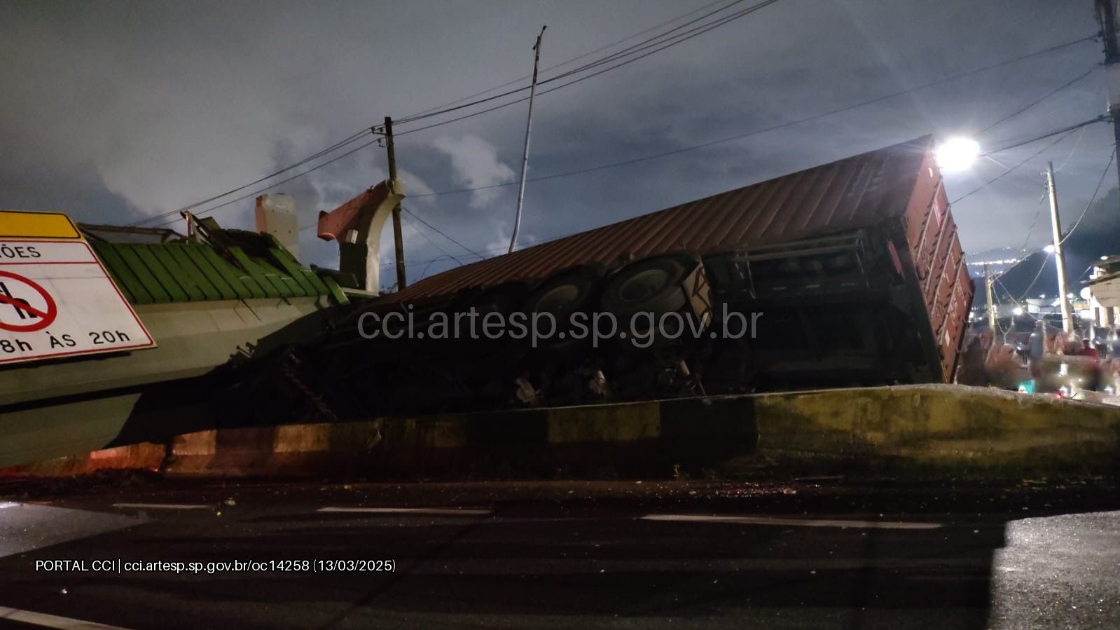 Acidente bloqueia Rodovia Anchieta nos dois sentidos em Cubatão