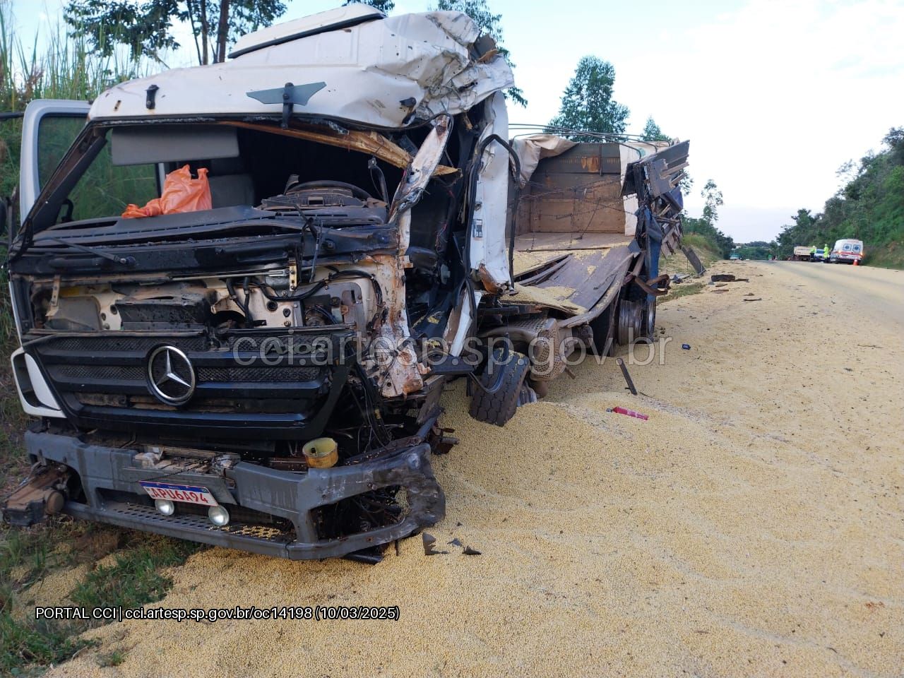 Acidente entre caminhão e carreta deixa um morto e um ferido grave na SP-255