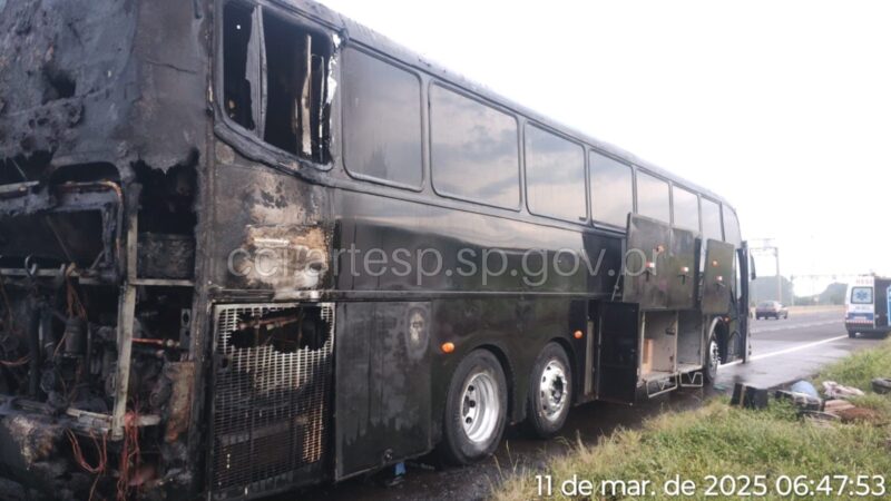 Ônibus pega fogo na Rodovia Washington Luís e assusta passageiros