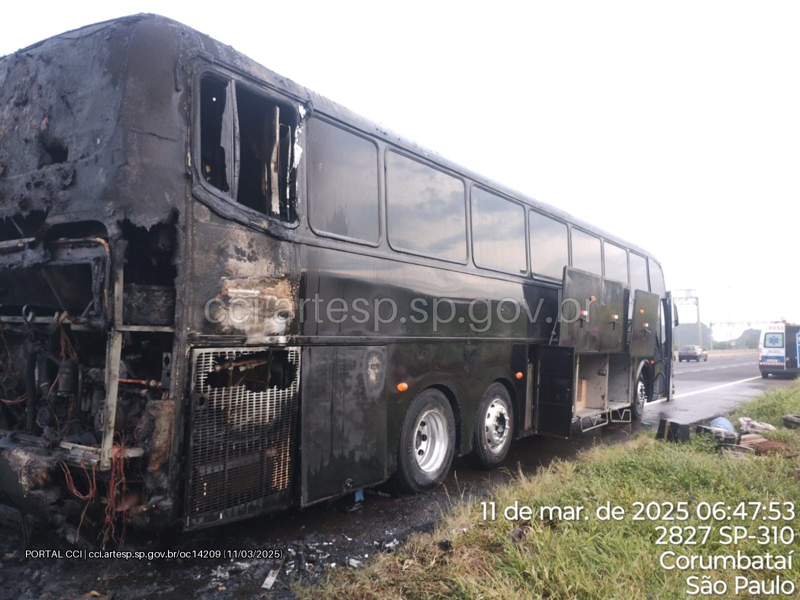 Ônibus pega fogo na Rodovia Washington Luís e assusta passageiros