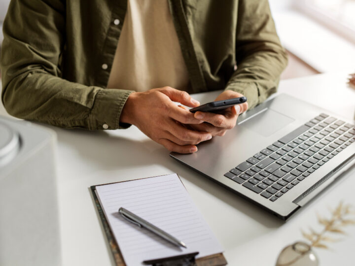 Como integrar dispositivos conectados com sistemas internos da empresa via API?