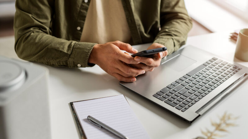 Como integrar dispositivos conectados com sistemas internos da empresa via API?