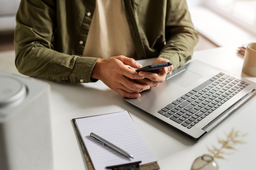 Como integrar dispositivos conectados com sistemas internos da empresa via API?
