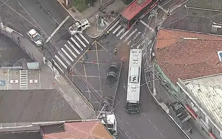 Caminhão preso em via da Vila Prudente causa transtornos e desvio de 16 linhas de ônibus