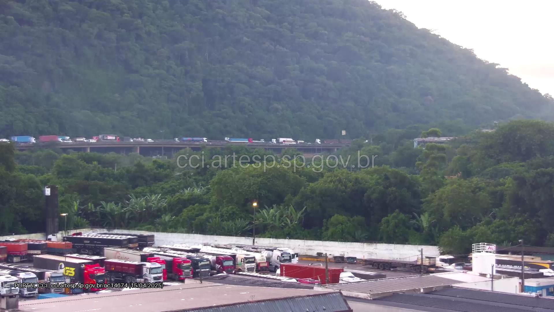 Carreta com etanol tomba na Cônego Domênico Rangoni e interdita tráfego nos dois sentidos