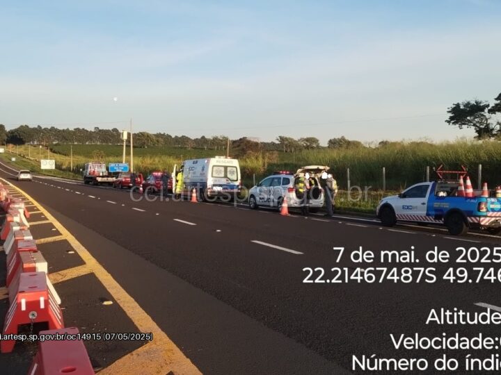 Moto bate de frente com carro após conversão irregular na SP-294