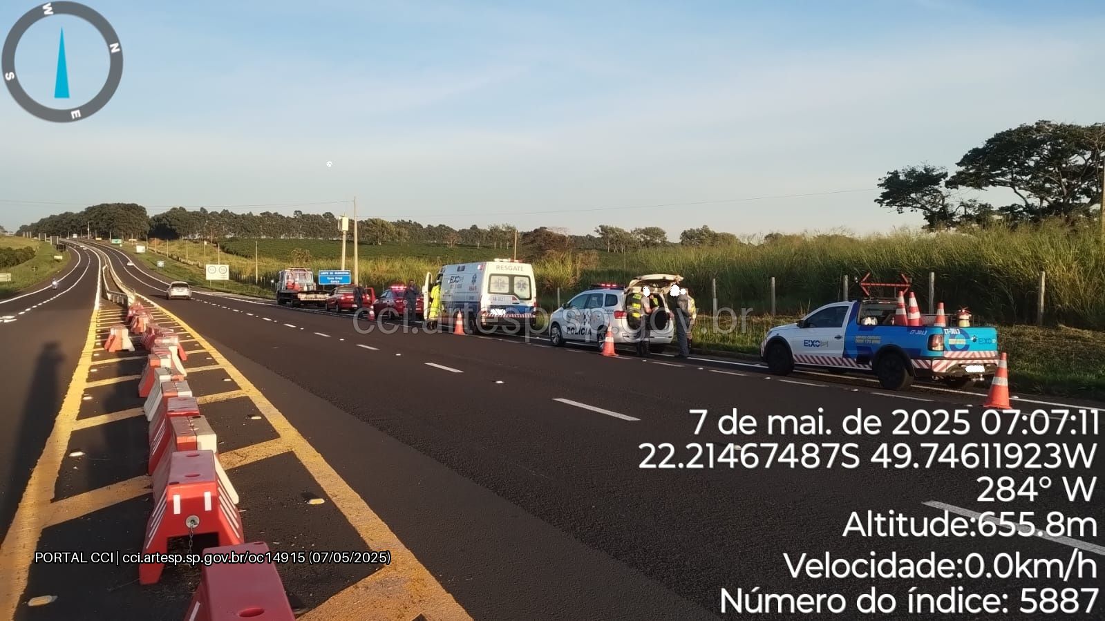 Moto bate de frente com carro após conversão irregular na SP-294