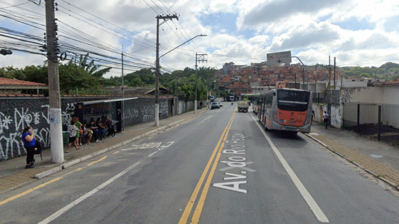 Motociclista fica ferido após colisão com carro na Avenida do Rio Pequeno