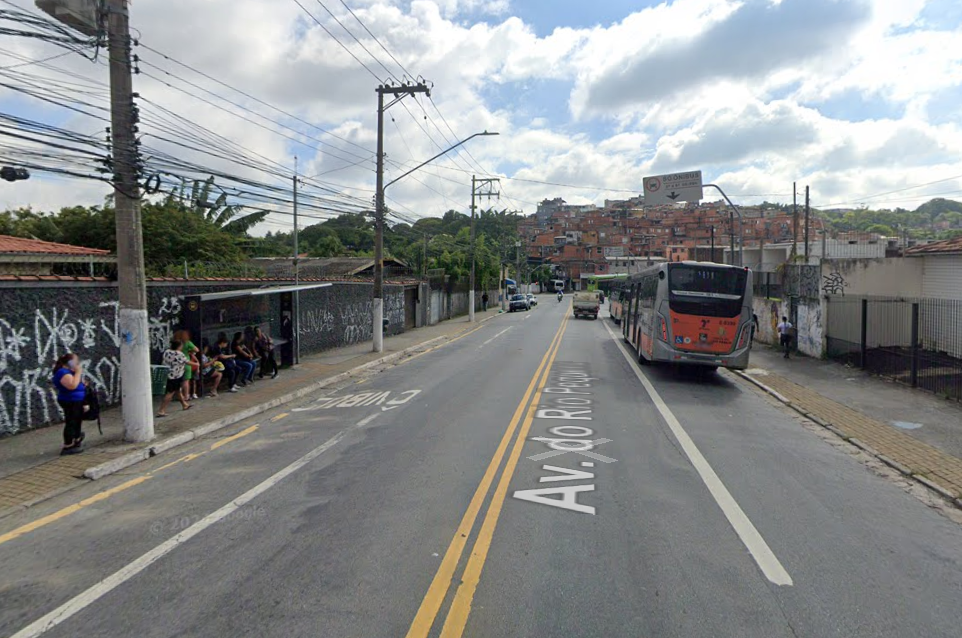 Motociclista fica ferido após colisão com carro na Avenida do Rio Pequeno