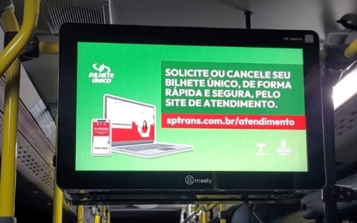 Ônibus de SP recebem telas digitais com notícias e anúncios variados