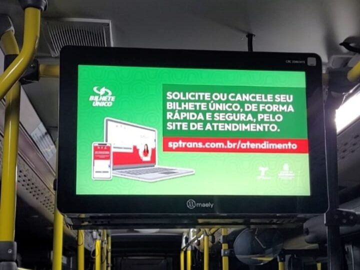 Ônibus de SP recebem telas digitais com notícias e anúncios variados