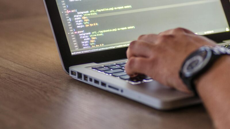 Como funciona o processo de desenvolvimento de software em uma software house