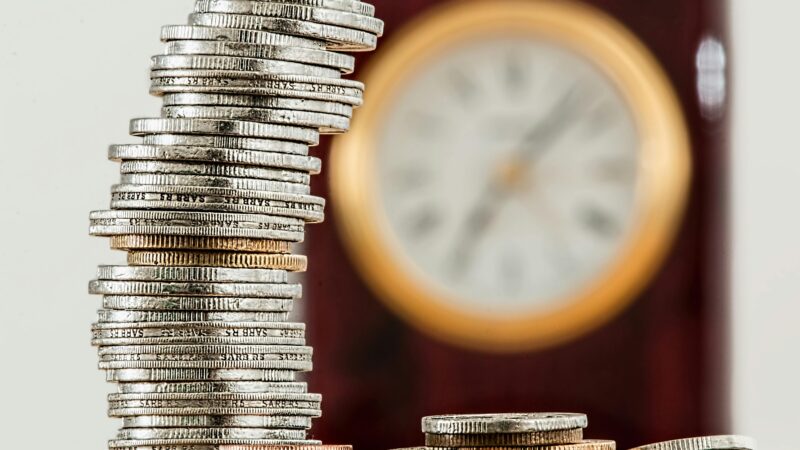 Quanto rendem 1000 reais por mês e o que muda entre poupança, Tesouro e renda variável? 