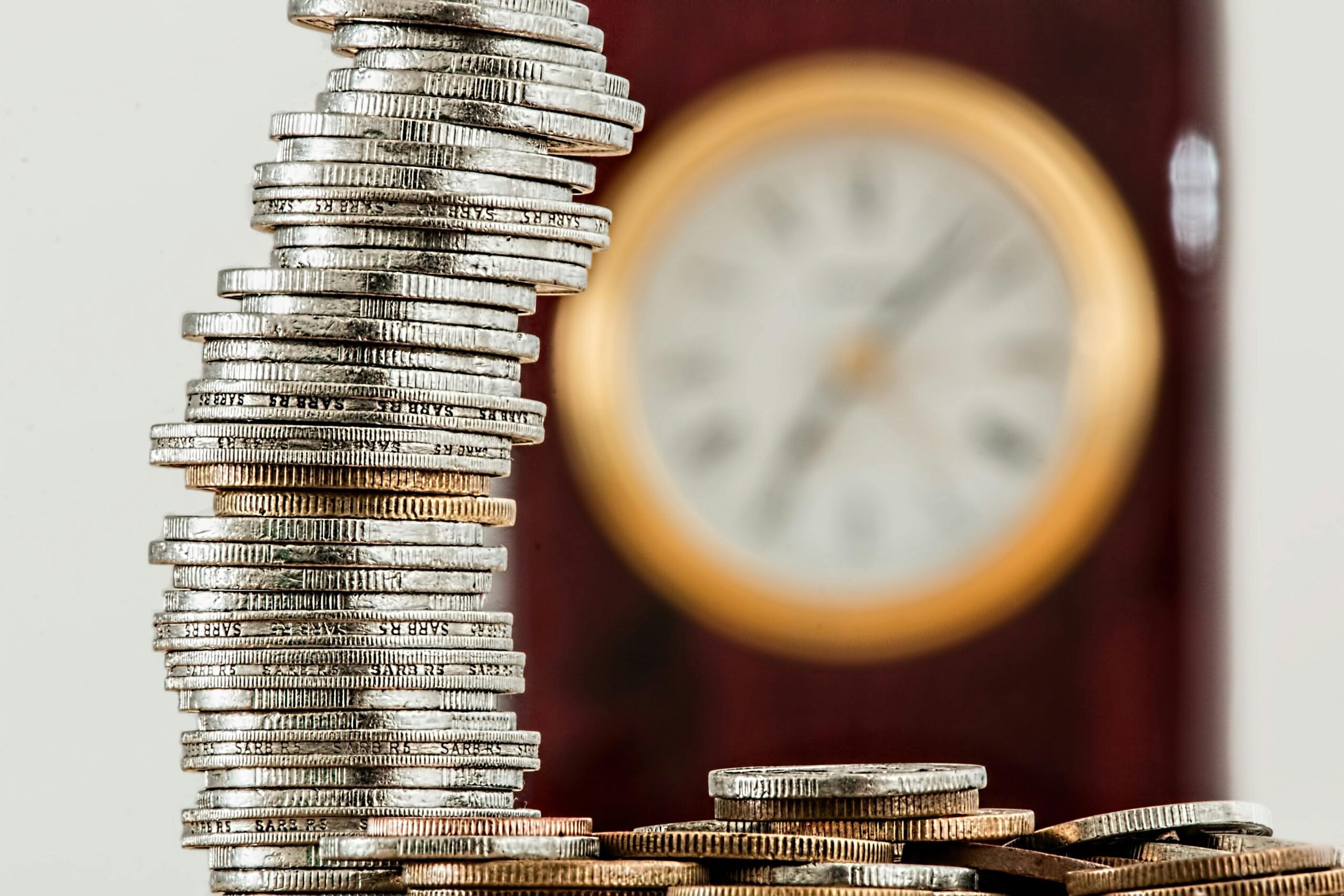 Quanto rendem 1000 reais por mês e o que muda entre poupança, Tesouro e renda variável? 