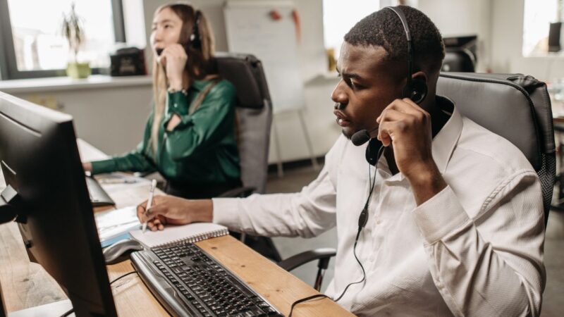 Como Atender Clientes: por Telefone, WhatsApp e Pessoalmente